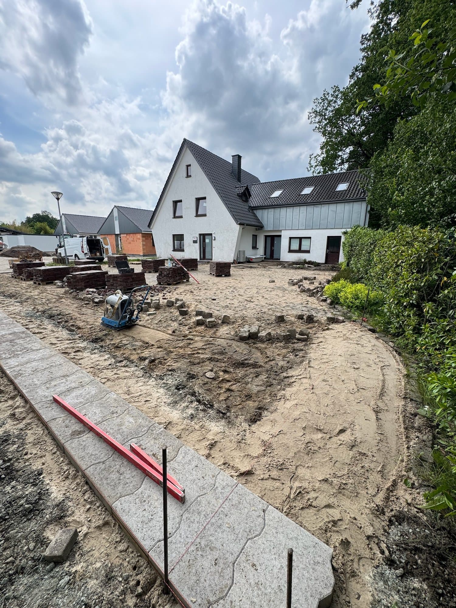 Hoffläche mit Sandbett und gesetzter Einfassung vor dem Pflastern