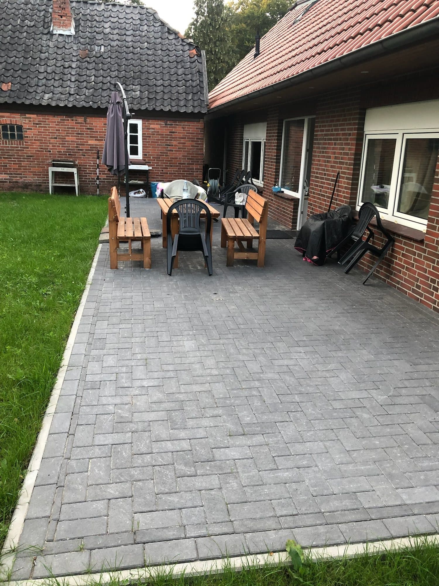 Fertige Pflasterterrasse mit Sitzgruppe zwischen den Gebäuden
