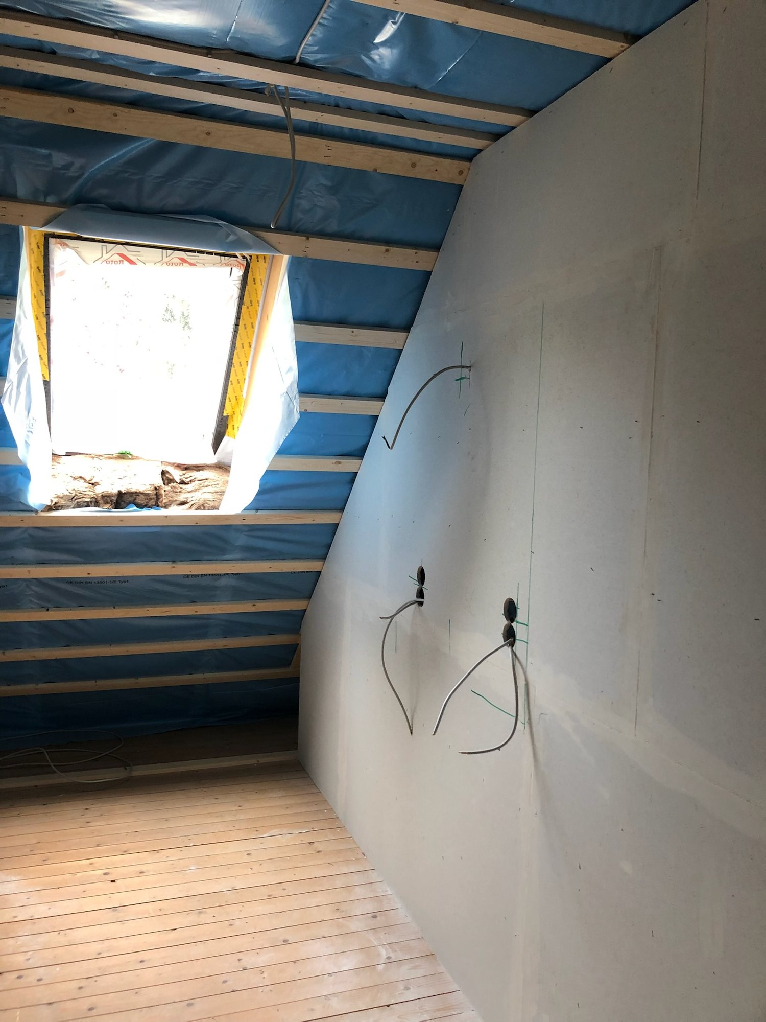 Neu eingebautes Dachfenster im Trockenbau