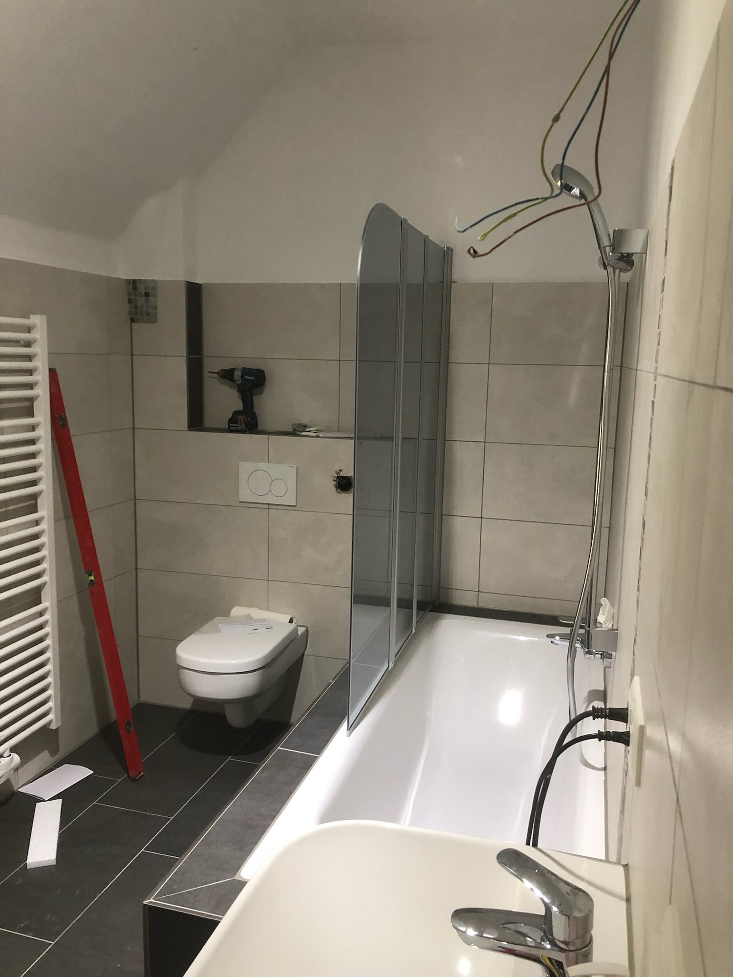 Neues Bad mit Wanne, Wand-WC und Fliesen
