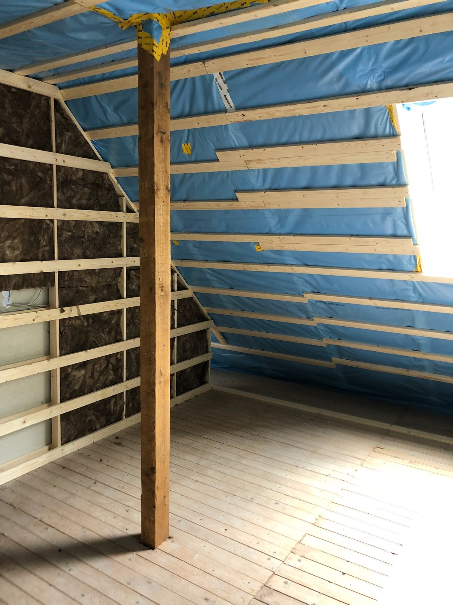 Dachgeschoss im Ausbau mit Dämmung, Dampfbremse und Lattung