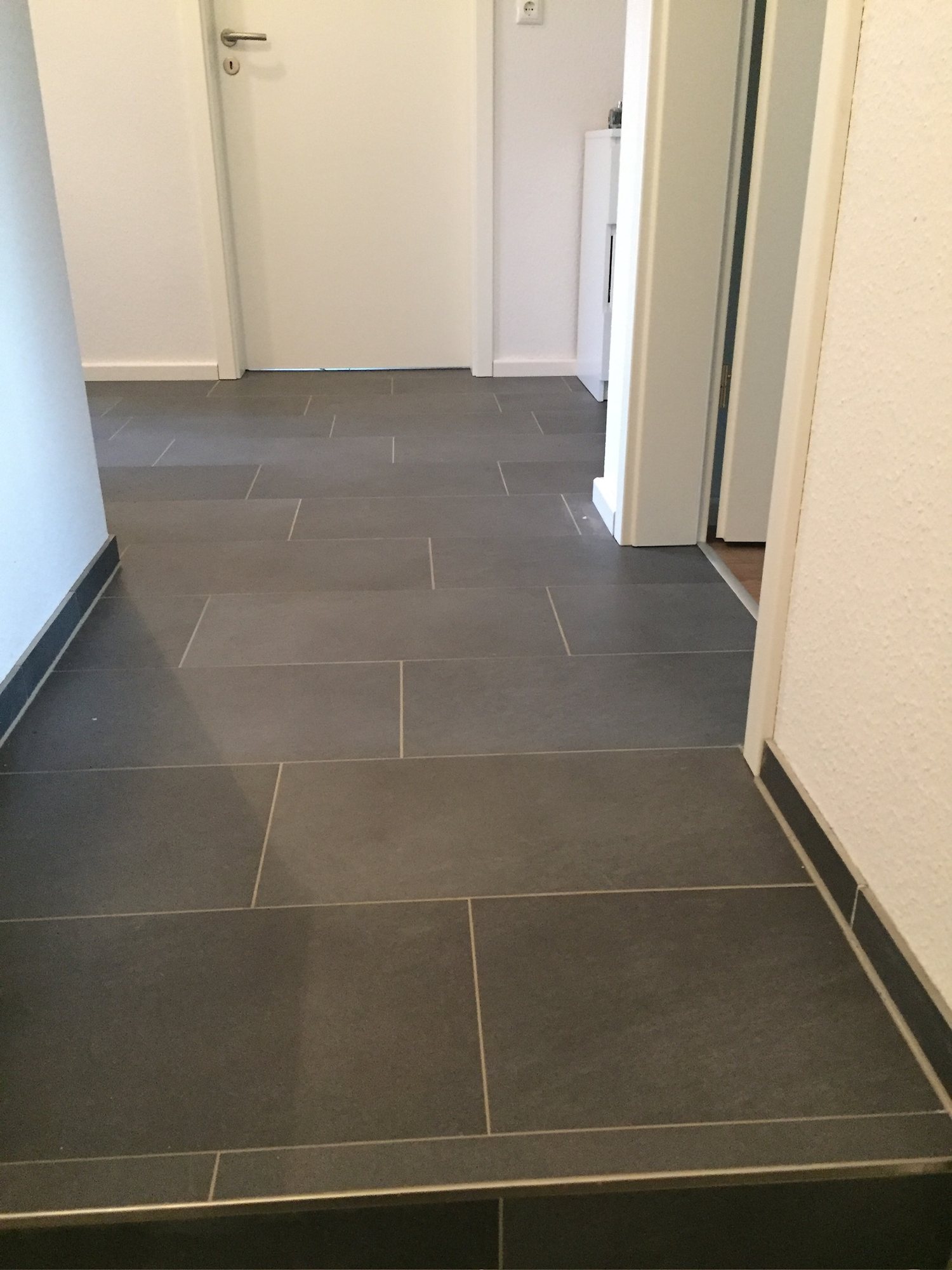 Flur mit großformatigen Bodenfliesen