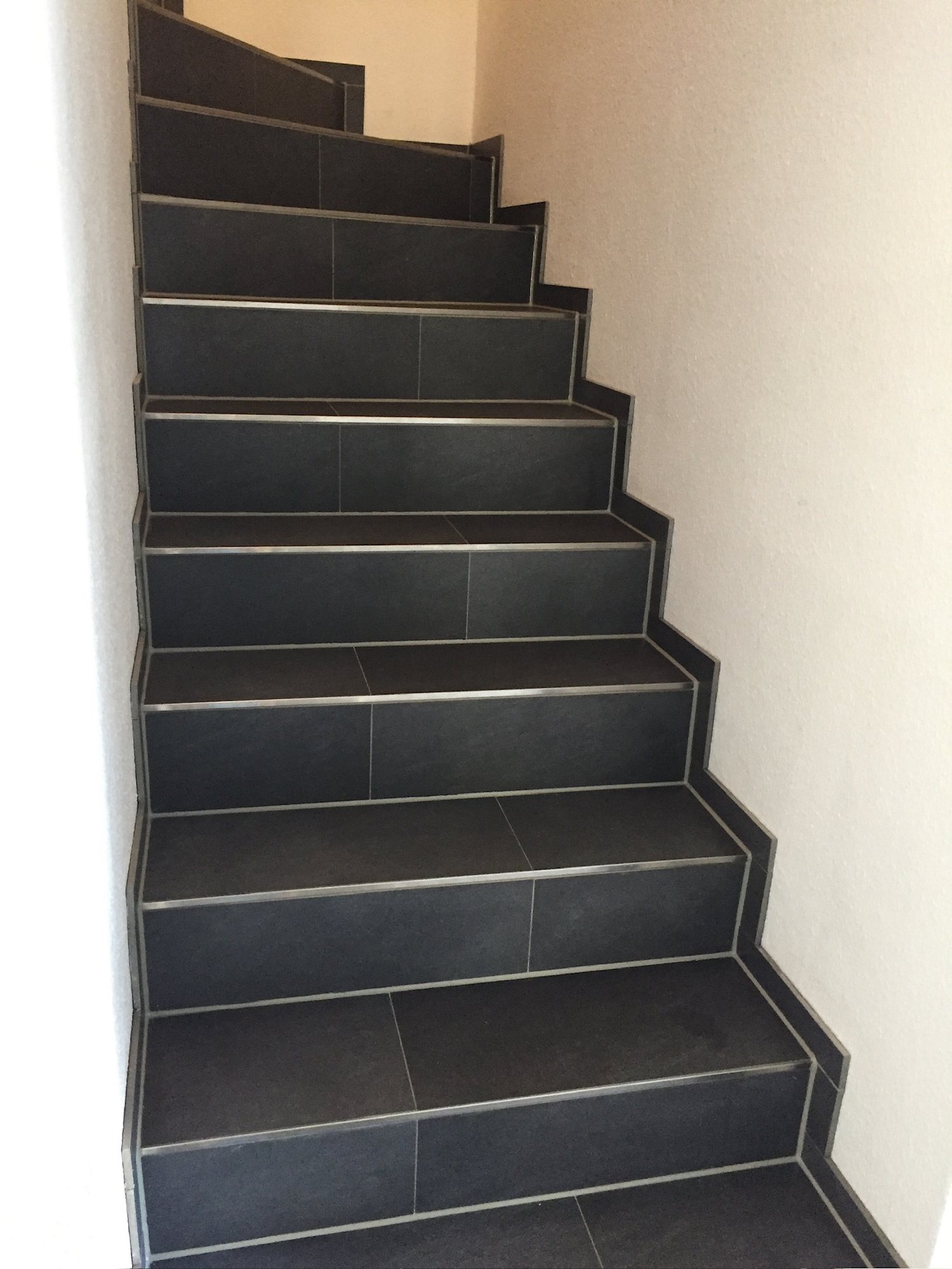 Geflieste Treppe im Neubau