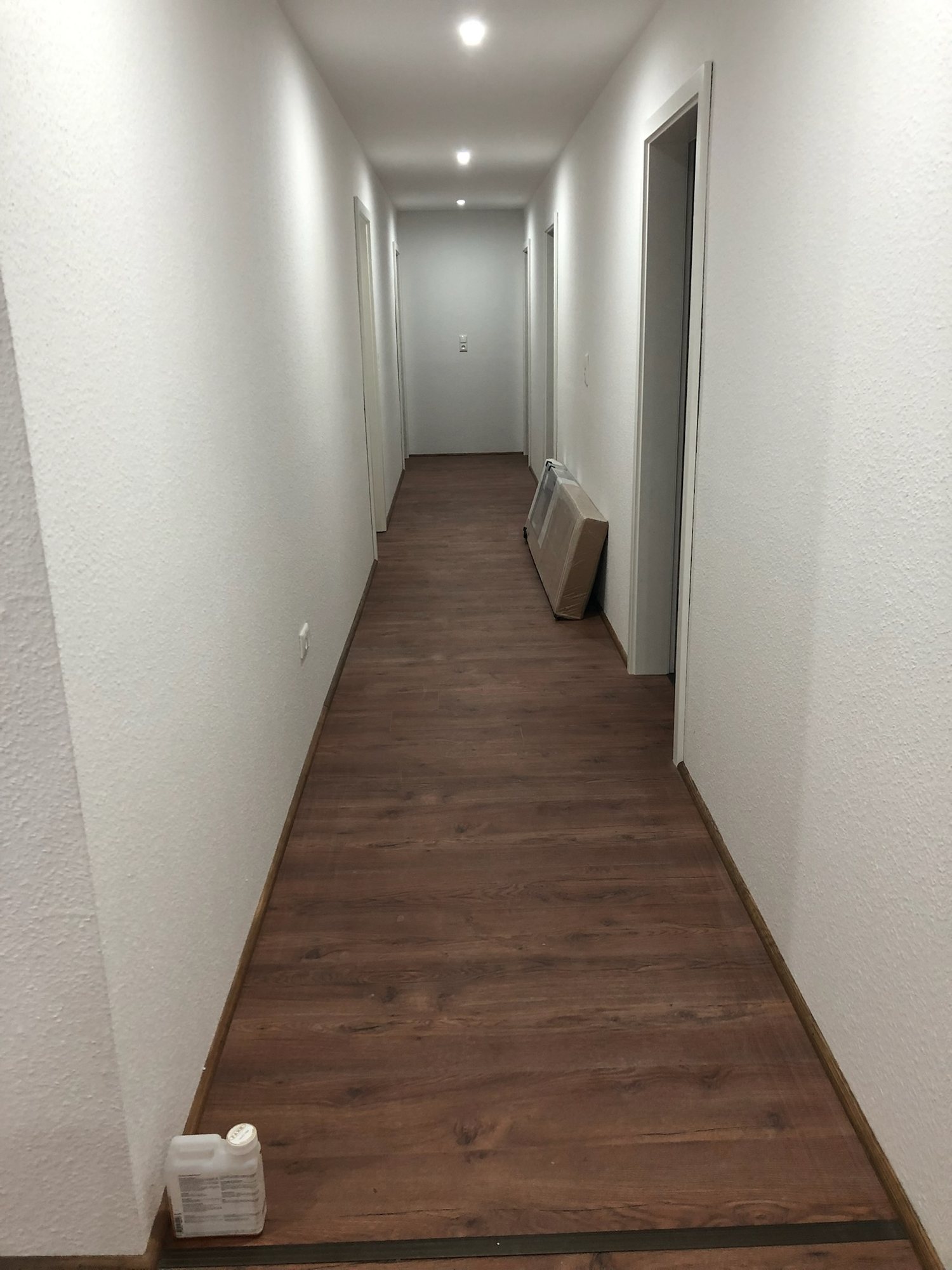 Fertig gestrichener Flur mit neuem Bodenbelag