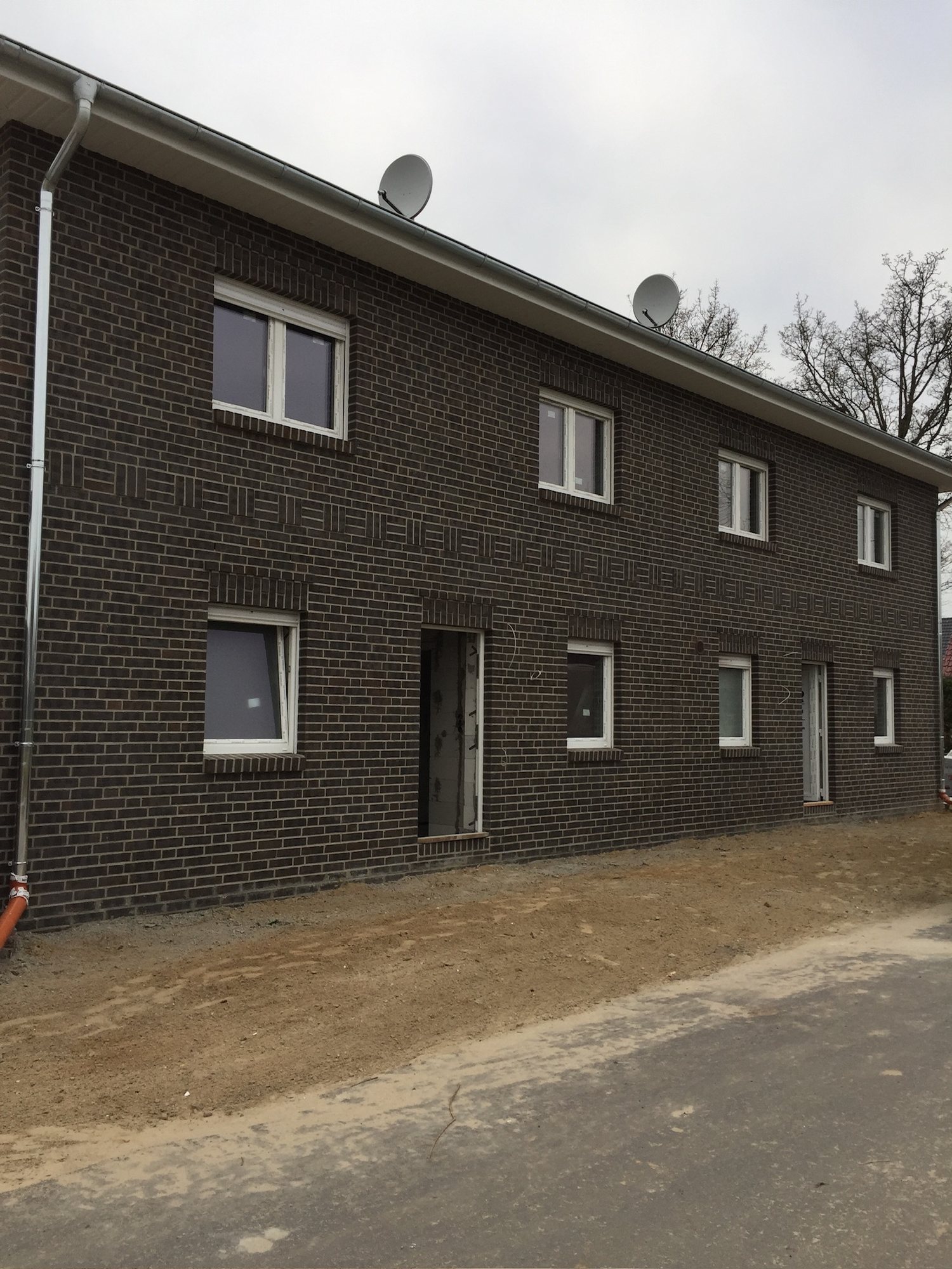 Fertige Klinkerfassade eines Doppelhauses